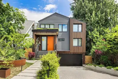 Image de Modern Home w, City View, High ceiling, Near Uw & Dt