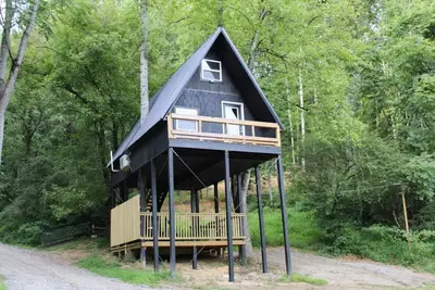 Image de Tiny Treehouse Escape with Wi-Fi, Modern Amenities, Bbq Deck + Mountain Views
