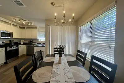 Image de Cozy Austin Stay ★ Massage Chair • Outdoor Grill Bar • Sleeps 10 • Lake Trail