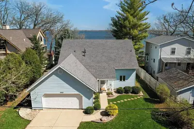 Image de Waterfront 3-Bedroom Home with Modern Amenities