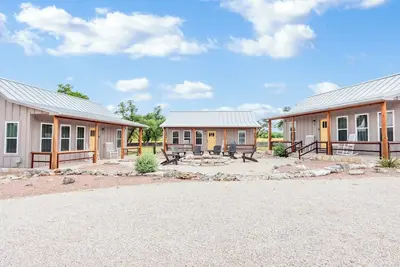 Image de Cozy 3-Cottage Group w/ Firepit & Pickleball