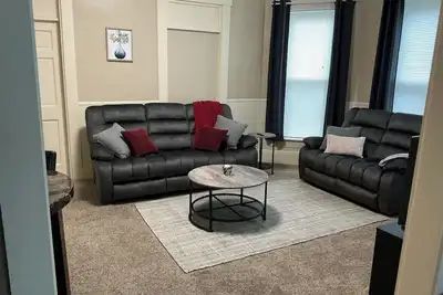 Image de Cozy Columbus Apartment - 1 mile from Cummins Hq & Downtown