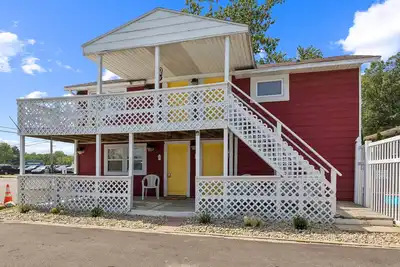 Image de New! Dave's Last Resort Poolside - Long Stay Discount - Comforting Cabin 2