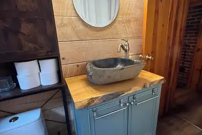 Image de Rustic Cozy 2-bedroom w/ loft Log Cabin in Island Falls  surrounded by wildlife