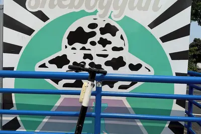 Image de Lake Breeze Cottage. \nOne block from the lake, walking distance to downtown!