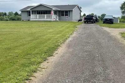 Image de 3-bedroom house in charming Fostoria with horse amenities