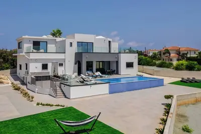 Image de Luxury 7-bedroom villa with panoramic sea view & saltwater pool!