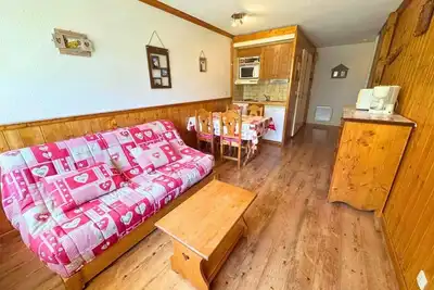 Image de 150m des commerces, 1er étage, vue montagne, terrasse, balcon, télévision, casier à ski, 26m²