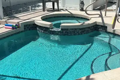 Image de Nice House: 2br 2ba 2 car gar, screened, private heated salt pool & spa 6people+