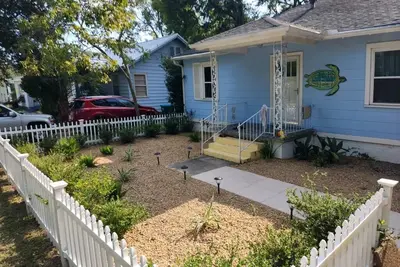 Image de Charming 2-bedroom cottage, pet friendly, screened in deck, outside fire pit,