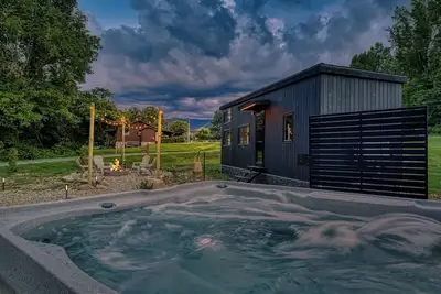 Image de Smoky Nook • Soak & S’mores - Luxury Tiny Home w/ Ac, Mountain Views & Fire-pit