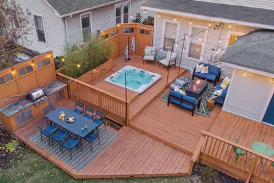 Image de Hot Tub & Game Room~ Private Cooper-Young Bungalow -Fire Pit - Large Yard