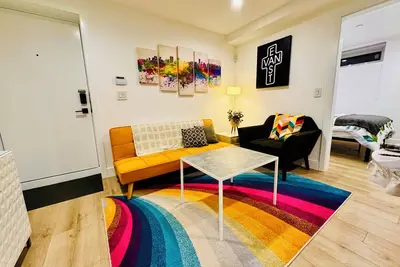 Image de Vibrant East Van, easy access to downtown, mountains, shops and restaurants.