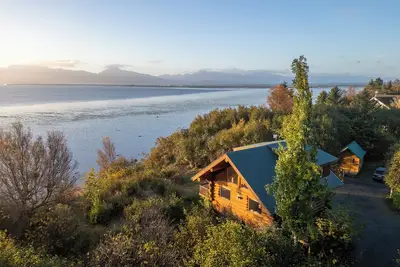 Image de Stunning Oceanfront Log Home w/Glacier & Spit View