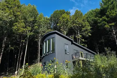 Image de Magical Forest Retreat + Sauna near Mt. Philo & Lake Champlain