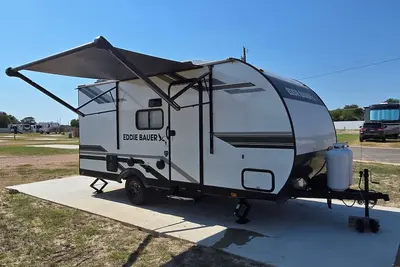 Image de Cozy Eddie Bauer Retreat at Joy Rv Resort in Copperas Cove