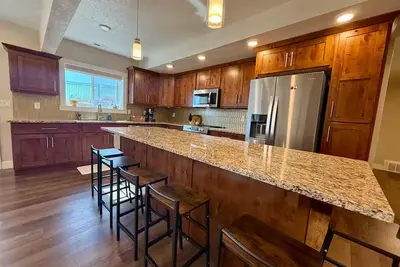 Image de Your Winter Getaway: Lomond View Retreat!