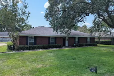 Image de Forget your worries in this spacious and serene space.