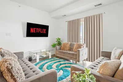 Image de Perfect, Relaxing King Bed Suite W/ Free Parking