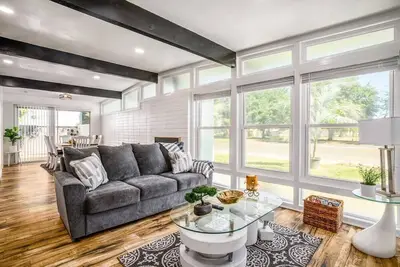 Image de Mid-Century Home with Pool in Madera