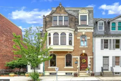 Image de Historic 5-bedroom house with 4 car garage