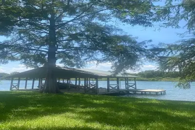 Image de Welcoming Lake-Front Family and Pet-Friendly 3-bed House With Ac and Huge Yard