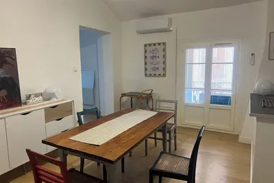 Image de Appartement  meublé et climatisé, dans rue piétonne au coeur de la ville.