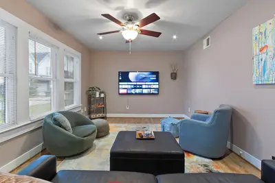 Image de Entire 3br/1ba dog friendly private home w dedicated office, Lg yard & parking