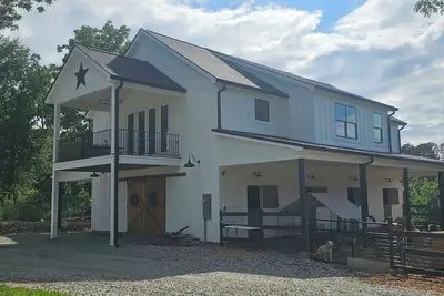 Image de Charming 3-bedroom farmhouse in wonderful Seneca with Sunset views over the farm