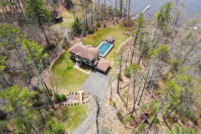 Image de Spacious 6br lakefront home with sauna, hot tub, theater, games & slopes nearby