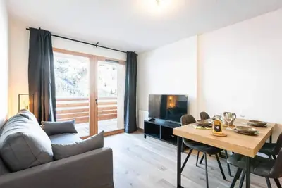 Image de À 15m des pistes de ski, 1er étage, vue montagne, balcon, télévision, casier à ski, 34m², Valmorel