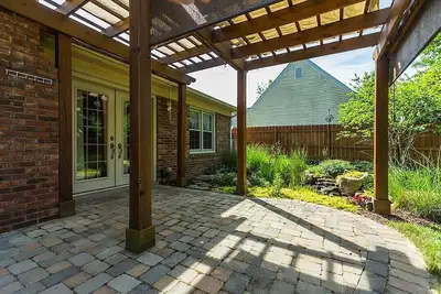 Image de Charming 3-bedroom house with premier back yard space and koi pond