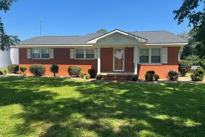 Image de Secluded Farmhouse Retreat - Groups & Pets Okay!