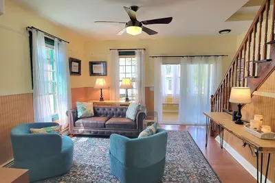 Image de Bright and modern apartment in town. Close to it all!