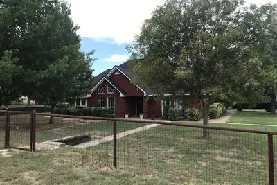 Image de 4-bedroom house in charming Aledo, Horse pasture and shed.