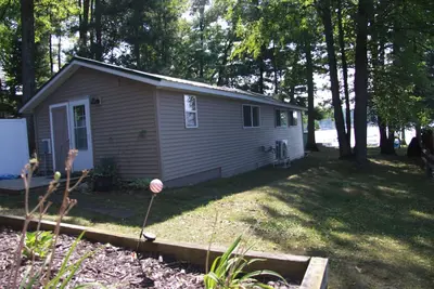 Image de Charming 2-bedroom cottage on all-sports Pretty Lake in Mecosta Mi