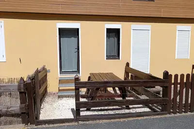 Image de Studio au pied des pistes en Rdc, avec vue sur forêt