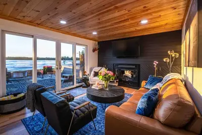 Image de Lakefront Cottage with Hot Tub