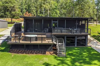 Image de 3-bedroom, 2 bath urban-style lakefront bungalow on Sunset Cove in Abbeville, Sc on Beautiful Lake Secession.