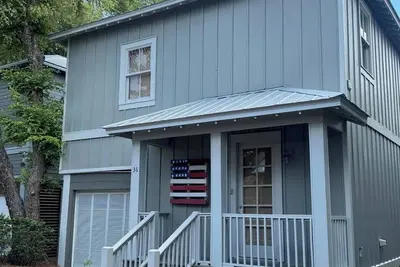 Image de Delightful 3-bedroom cottage with screened in porch and dock in Orange Beach.