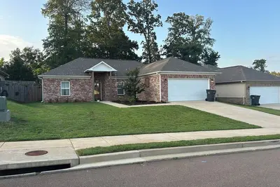 Image de 4 Bedroom House 8 Minutes from The Square