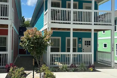 Image de Welcome to Blue On Main! 3 bdrm house steps away from Main Street & Douglas Lake