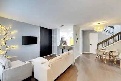 Image de Domain District Getaway Luxe & Poolside / 12 min to Downtown