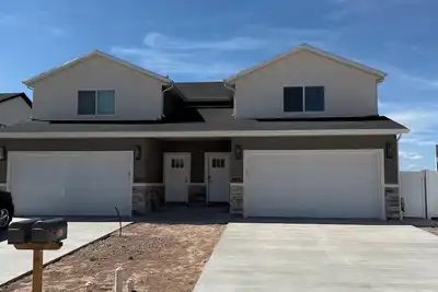 Image de New 2025 3-bedroom 2. 5 bath twin home in Richfield Utah with 2 car garage