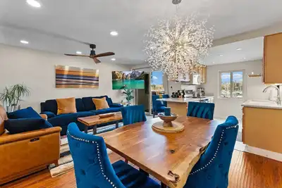 Image de Gorgeous Condo | Marina Views | Steps from Harbor Beach 208b