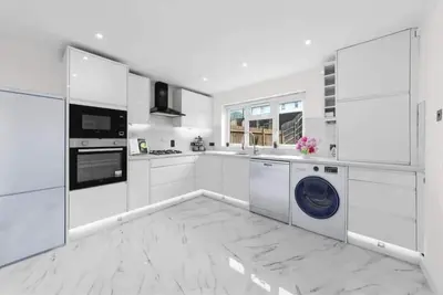 Image de Supremely Posh Terraced Home in Tonbridge | Modern Upgrades, Parking with Garden