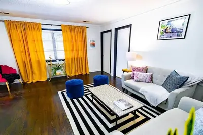 Image de Graceland Getaway · Cozy 2br 1ba + Parking & WiFi