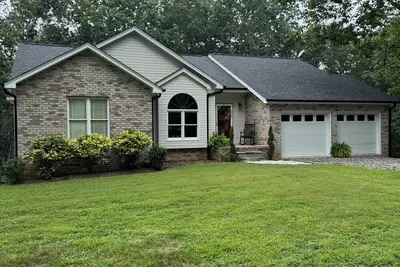 Image de Jb’s Hilltop Hideaway is a peaceful, quite home only 3 minutes from downtown.