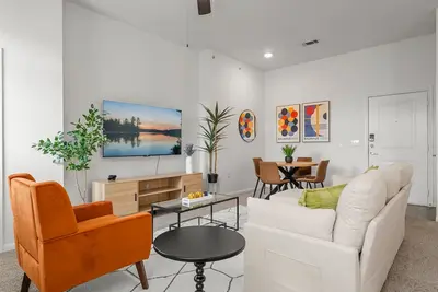 Image de Stylish 2-bedroom with Balcony, Gym & Pool - Near Downtown & Airport