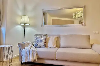 Image de Old Town Square 1 min. Renovated in 2025. 2br/2ba.